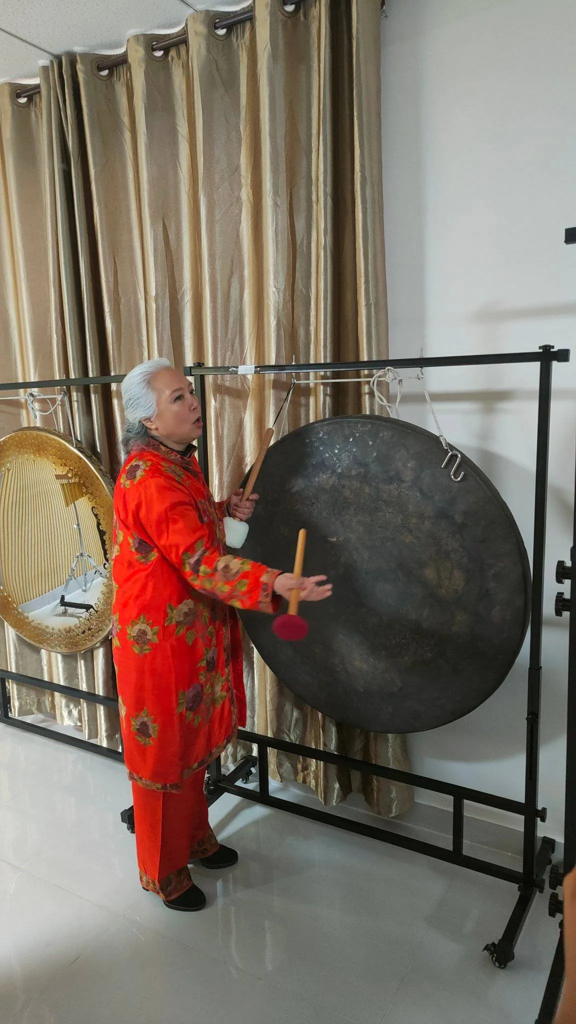 Nous souhaitons chaleureusement la bienvenue au maître de gong de renommée internationale Yin Xiong pour visiter notre usine !