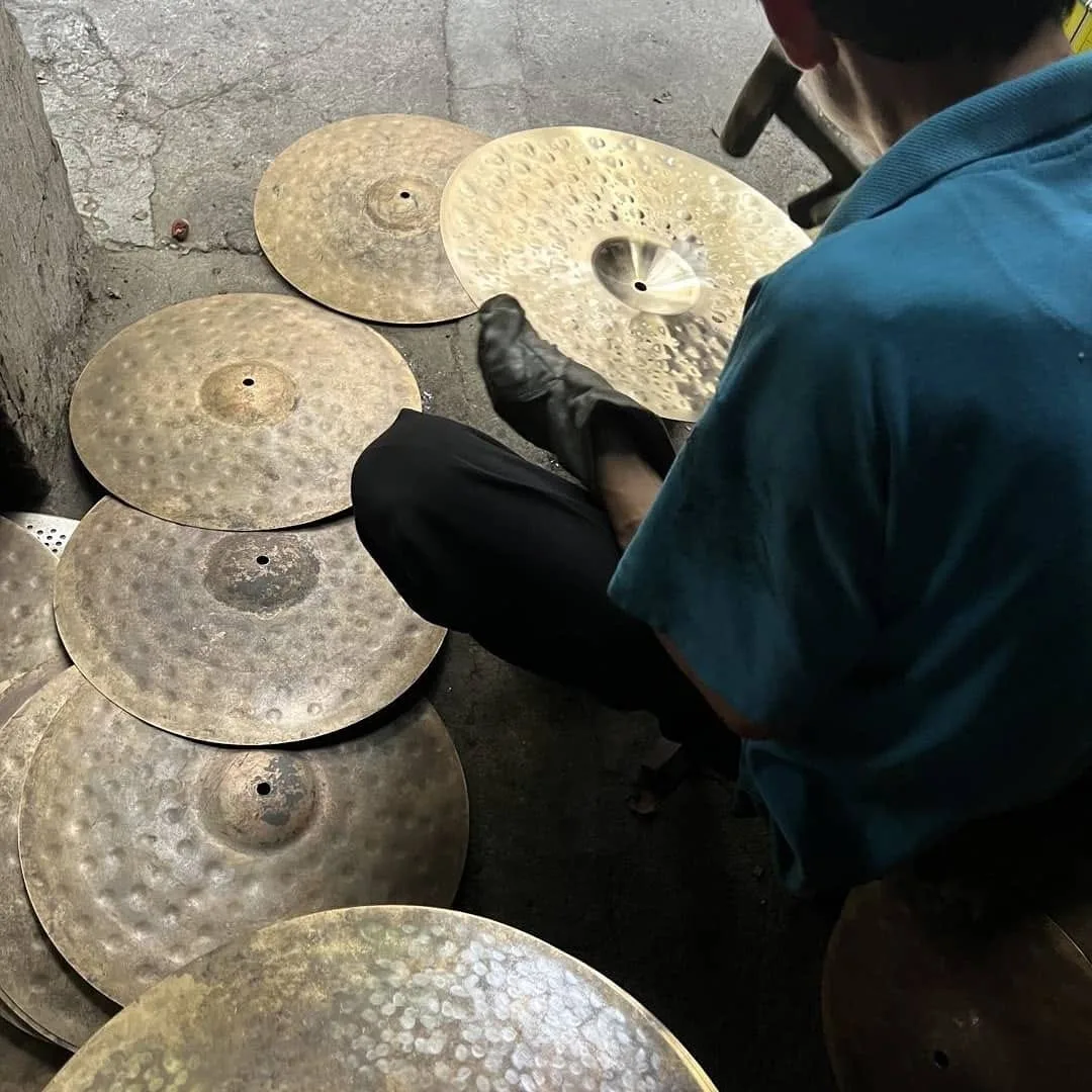 Mphunzitsi akukonza ndi kuyang'ana singanga